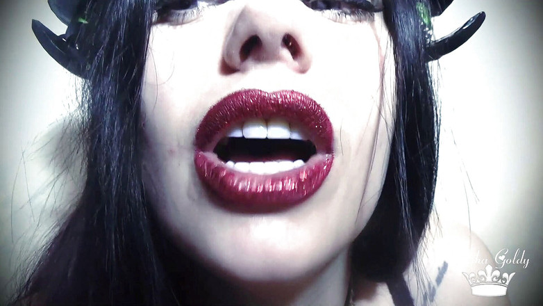 Goddess Misha Goldy: मेरे होंठ - नरक का दरवाजा है! आनंद लेना