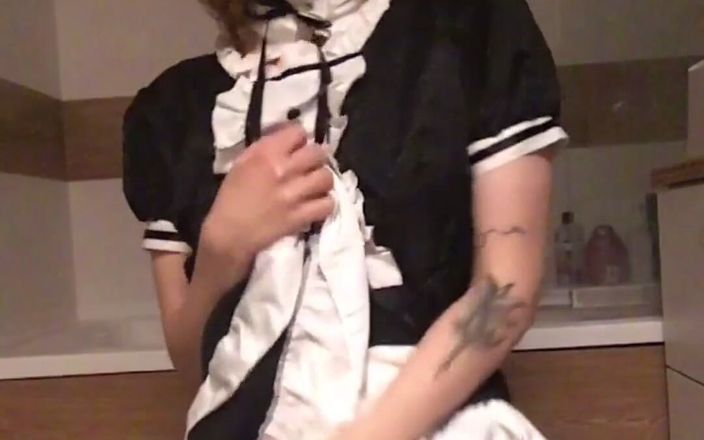 Soft Vulgar: Îmi place costumul lui de servitoare atât de mult am...