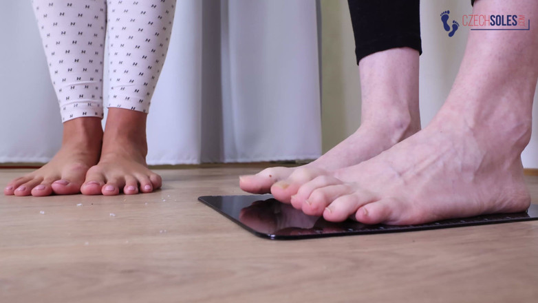 Czech Soles - foot fetish content: Deux gros pieds et des orteils longs, comparaison des pieds