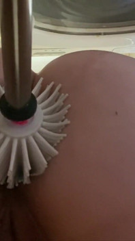 Țâțe legate și orgasm de la anal cu peria de toaletă