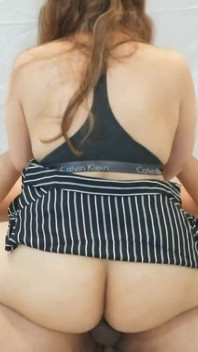 Dicker arsch, stiefmutter unter dem bett stecken, braucht eine helfende hand von stiefsohn und einem schwanz in ihrer muschi, stiefmutter-creampie