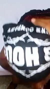 Ebenholz betrügende ehefrau gibt stiefsohn einen blowjob und wird dann hart gefickt
