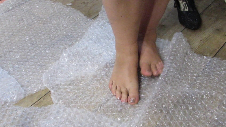 Mature Vixen: Bubble wrap popping pieds
