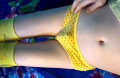 प्यारा लड़का पैर हिला रहा है