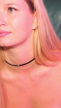 Sexy Bar-Babe zeigte ihr Spielzeug für Erwachsene