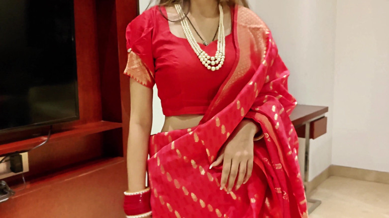 Sassysonia: Desi Ấn Độ mới kết hôn Bhabhi không thể kiểm soát cảm...