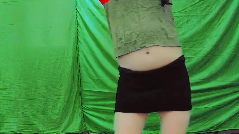 Kitty_Cross: 令人惊叹的 Femboy 炫耀穿着闪亮紧身裤的腿