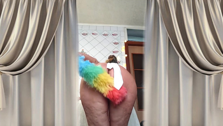 Lukerya: Весела домогосподарка Лукеря прокидається від еротичної мрії і продовжує її всю ніч.