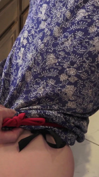 Ordeñando hijastro en la cocina antes de su cita