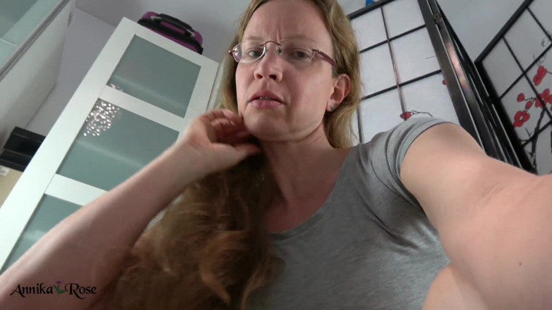Annika Rose: Fully hairy - full bladder