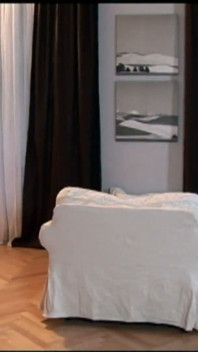 La modella mora cagna sogna di sculacciare e di farsi frustata nel culo e questo la rende così eccitata che si masturba con un vibrato