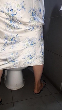 Crossdressing mrdka nosí saténové ohlávkové šaty na krk