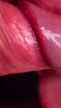 Impressionante close-up do boquete - língua, boca e lábios para seu pau