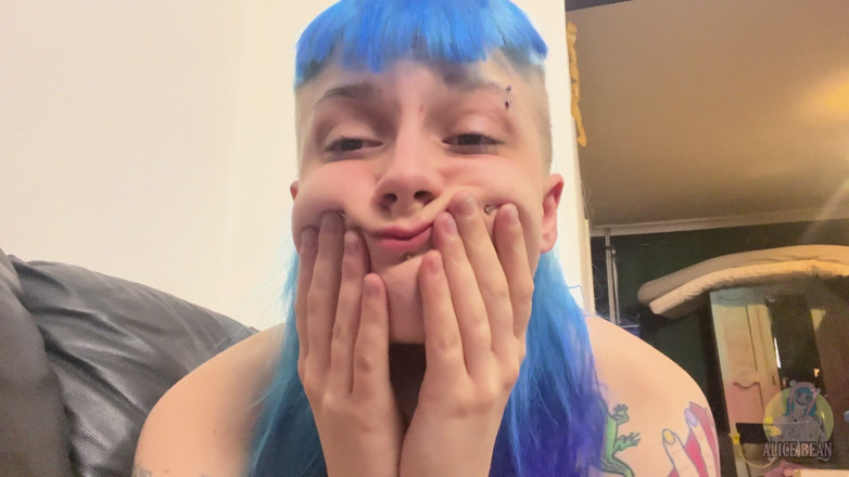 Alice Bean: 爱丽丝的乳房露出bpd崩溃