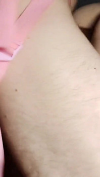 Mijn stiefzus vindt het heerlijk als ik haar anaal en poesje tegelijkertijd neuk met een enorme dildo