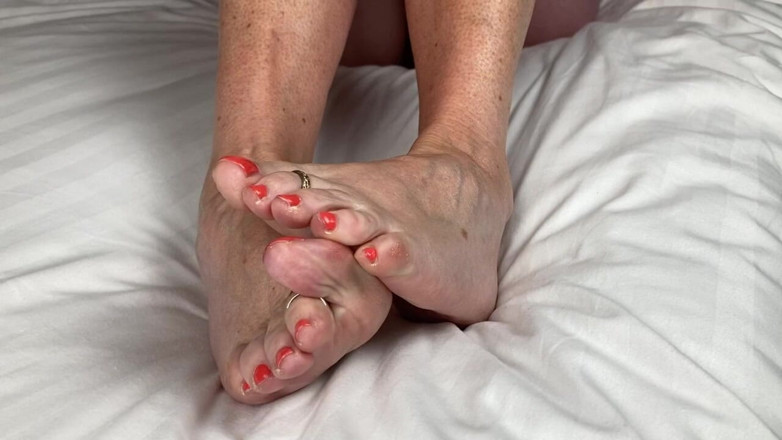 Mr MF: I piedi della signora matura hanno davvero bisogno di qualcuno...