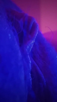 Se mig sensuellt smeka min stora högra mitt framför dina ögon