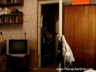 Young Libertines: 深深插入年轻的无毛阴户