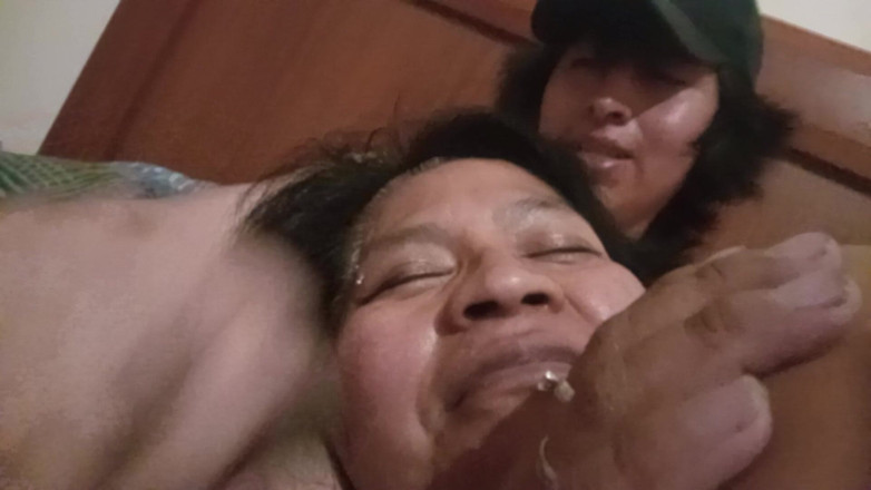 Moo DBOXXX: 私が継母に熱いミルクを投げつける様子を見てください-、彼女は私にハマり、彼女の夫は一日中働いているだけです