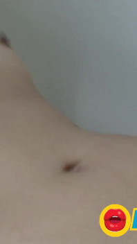 Cewek hot rambut cokelat dengan toket besar lagi asik ngentot kontol besar di sofa dan seks anal