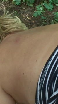 Moje nadržená puma nemůže odolat nechtěla sát mého tvrdého ptáka a nechala mě ošukat její sexy oholenou kundičku