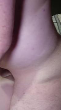 Una sexy teen bionda e una miLF arrapata adore una dura gangbang