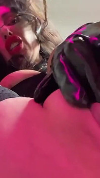 Stăpâna sexy umilește