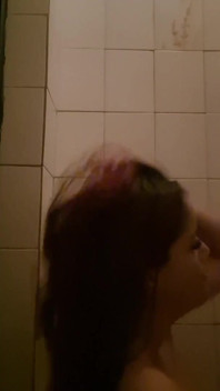 Eşim işten ayrılıyor ve porno sinevasında, yabancılardan emiyor ve boşalmaya çalışıyor!