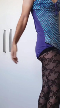 Dani montre des jambes sexy dans des collants à motifs