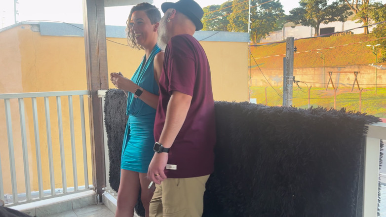 Victor SweetCoupleStories: Estranhos saindo em uma varanda durante a festa