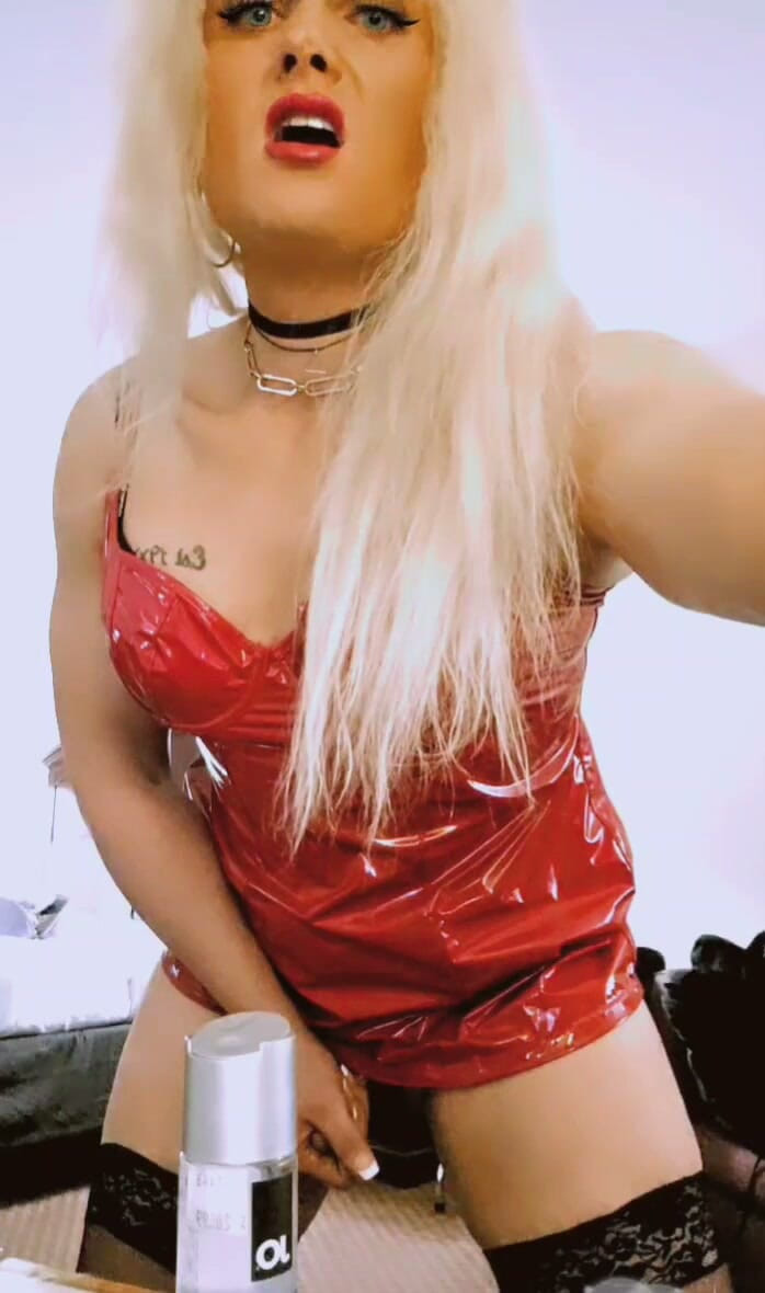 Darkfetish2k: 性感的红色乳胶恋物癖