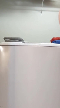 Adik tiri kecil tersangkut dalam pengering