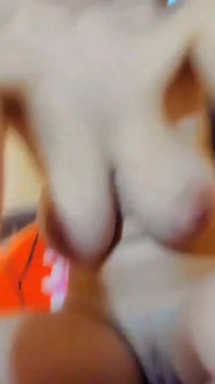 Sexy mokrá brunetka Myla_angel saje robertek, šukání prsou dildo, prstění kundičky, hraje si se sexy prsy!