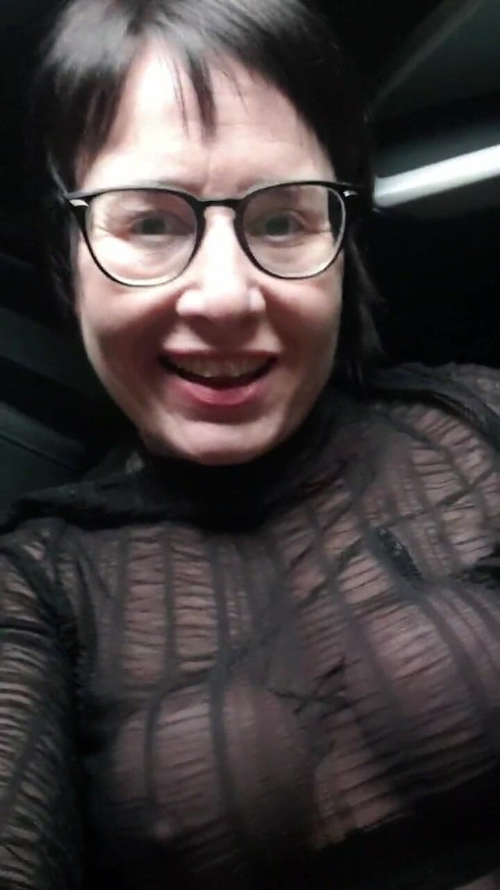JulieEroticDress: Orta yaşlı seksi kadın halka açık otoparkta açık havada fışkırtıyor