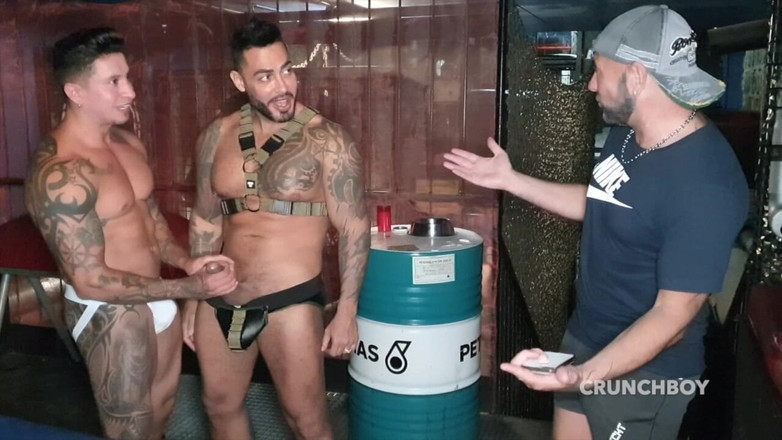 Bareback family club: Freddy salvador wird von Viktor Rom roh gefickt, harten sex