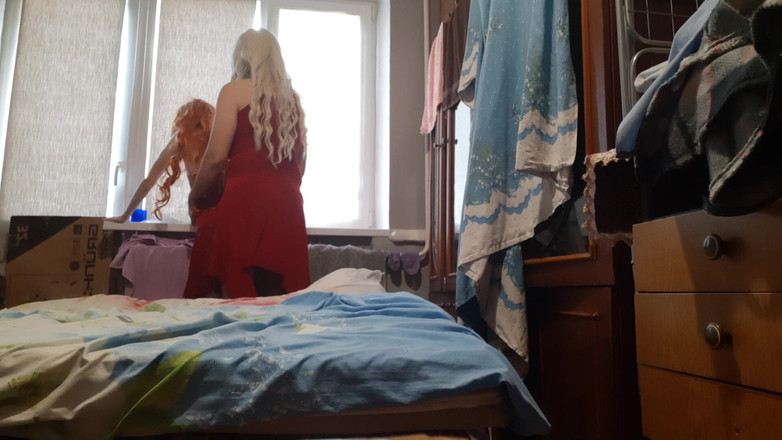 Lesbian-candys: Blonde stiefmoeder verleidt roodharige stiefdochter en neukt haar terwijl haar...