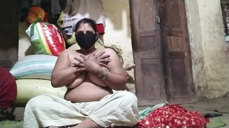 Desi_bhabhi121: ホットなバーブが膣を指で愛撫するヌード胸プレス