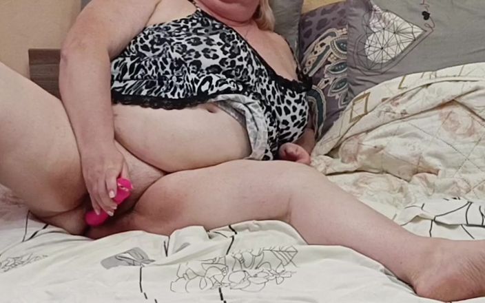 Zona901: Stiefmutter probiert ein neues sextoy an ihrer muschi aus