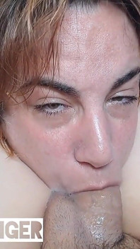 Aragne Spicy, fille poilue taquine, me donne la meilleure gorge profonde baveuse de tous les temps