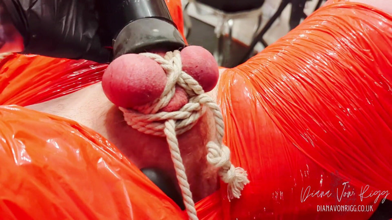Diana Von Rigg: Traite De Bite Impitoyable (mummificaton En Plastique Rouge Brillant Étroit Et Stimulation...