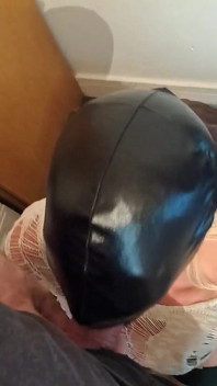 두건을 얼굴에 대고 있는 POV