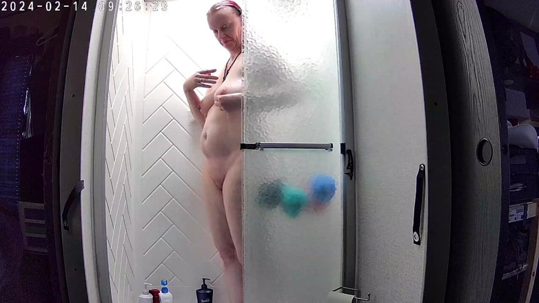 KittieNoOne: PAWG MILF Bierze prysznic