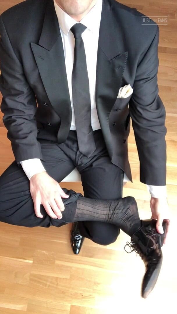 Master Shiny Shoes: काले सूट में हैंडजॉब