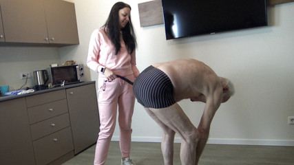 Femdom Austria: परपीड़क होम नर्स के साथ सुबह व्यायाम!