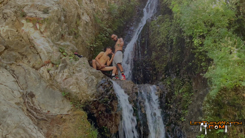 Let them watch: Ayah tiri gay bertato ngentot air terjun pendakian publik ketahuan...