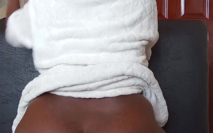 Nasty_hotbabe: 大屁股黑人素人一边穿着长袍一边骑乘假阳具在屁股上！素人高潮