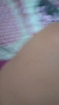 Pinay desi indisches mädchen mit dickem arsch und dicken titten wird von einem typen mit großem schwanz auf dem bett im schlafzimmer gefickt