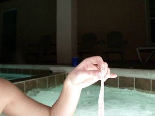 Hot Girlz: Blondine mit dicken titten masturbiert am pool