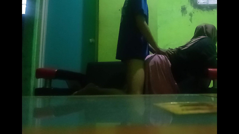 Famly sex: Skoro jsem to zjistil, když jsem ošukal kundičku svého nevlastního...