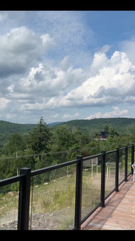 Cupolă în oglindă în pădure